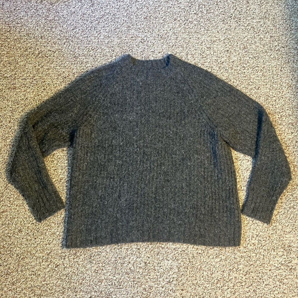 Uniqlo Mens Chunky Long Sleeve Sweater Size M Gray Soft Fuzzy Minimalist Winter